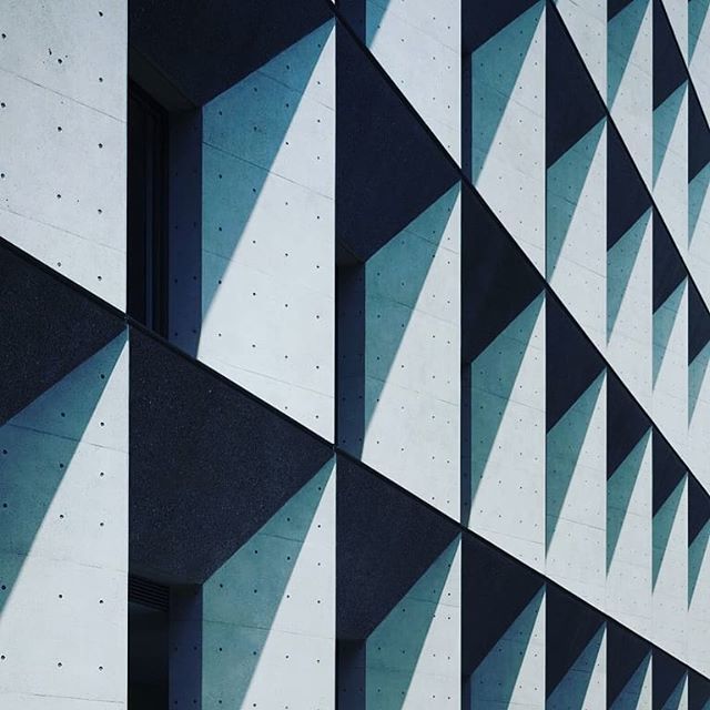 Assemblage_co's tweet photo. New multi-storey 300 room, five-star hotel with mixed leisure and retail uses. The hotel is conceived as an articulated wall building which protects a hidden landscape courtyard in the enfolded arm of it's "L" plan. Large lower level storeys house a mixe… https://t.co/yr3wrwCiWc https://t.co/GuTIyd1Nei