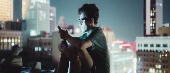 نتصفح مواقع التواصل يومياً
لنجد العديد من الفيديوهات والمنشورات المسيئه والتي تخرج في إطارها عن الكثير من الأخلاقيات والآداب العامه
أذكر كيف كانت والدتي تؤنبنا إذا ما قمنا باستخدام الألفاظ النابيه ولم أشعر يوماً بأنني بحاجه لمثل هذه الألفاظ للتعبير عن نفسي أو التعبير عن غضبي