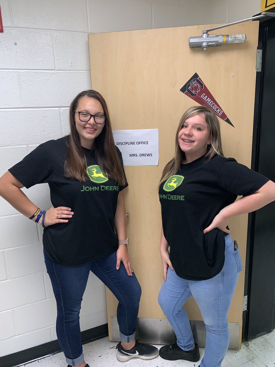 maysonpaigee_'s tweet photo. hoco day 2 ✅ !! twin dayyy ❤️ @GooseCreekHigh #gcHOCO19 #19queen DON’T FORGET VOTING STARTS TOMORROW !! all grades can vote ❤️ i will he collecting pb&amp;j and money until friday ! https://t.co/oFHfz51B4z