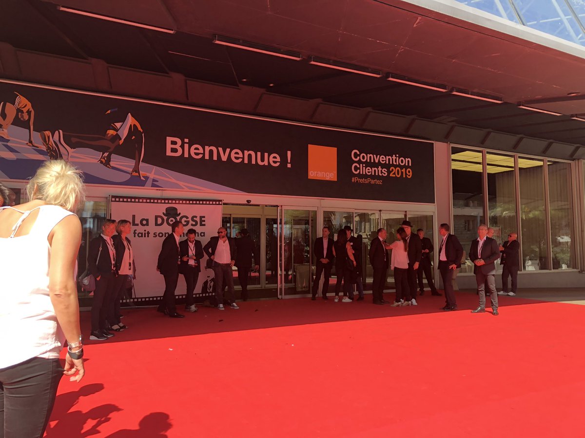 ValerieTherond's tweet image. Belle énergie à #nice pour la convention des ventes 🎬@Orange_France avec les équipes commerciales @OrangePACA et @OrangeAuRA Échanges riches sur nos enjeux majeurs #fibre  @OrangeBankFR 📲 ravie d’avoir témoigné sur l’ ancrageterritorial🙃 😀