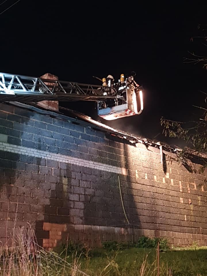 FF_VG_ZW_Land's tweet photo. 17.9.2019, 00:05 Uhr
#Einsatz Nr.74
Löscheinheiten Dietrichingen, Mauschbach, Hornbach, Althornbach, Großsteinhausen, Contwig und Feuerwehreinsatzzentrale @FF_VG_ZW_Land 
#Gebäudebrand, Dietrichingen, Bergstraße https://t.co/Ub8s6lHAPi