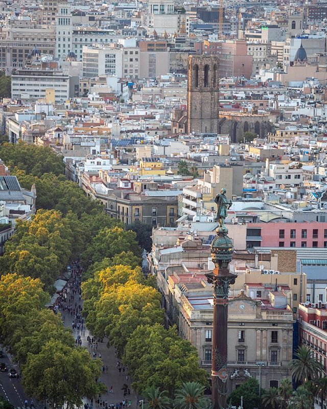 Zucker_n_Spice's tweet image. Columbus at sunset 🔥🚁 Las Ramblas de Barcelona📍✨ #visitbarcelona #thebarcelonist ift.tt/2LV7nqs