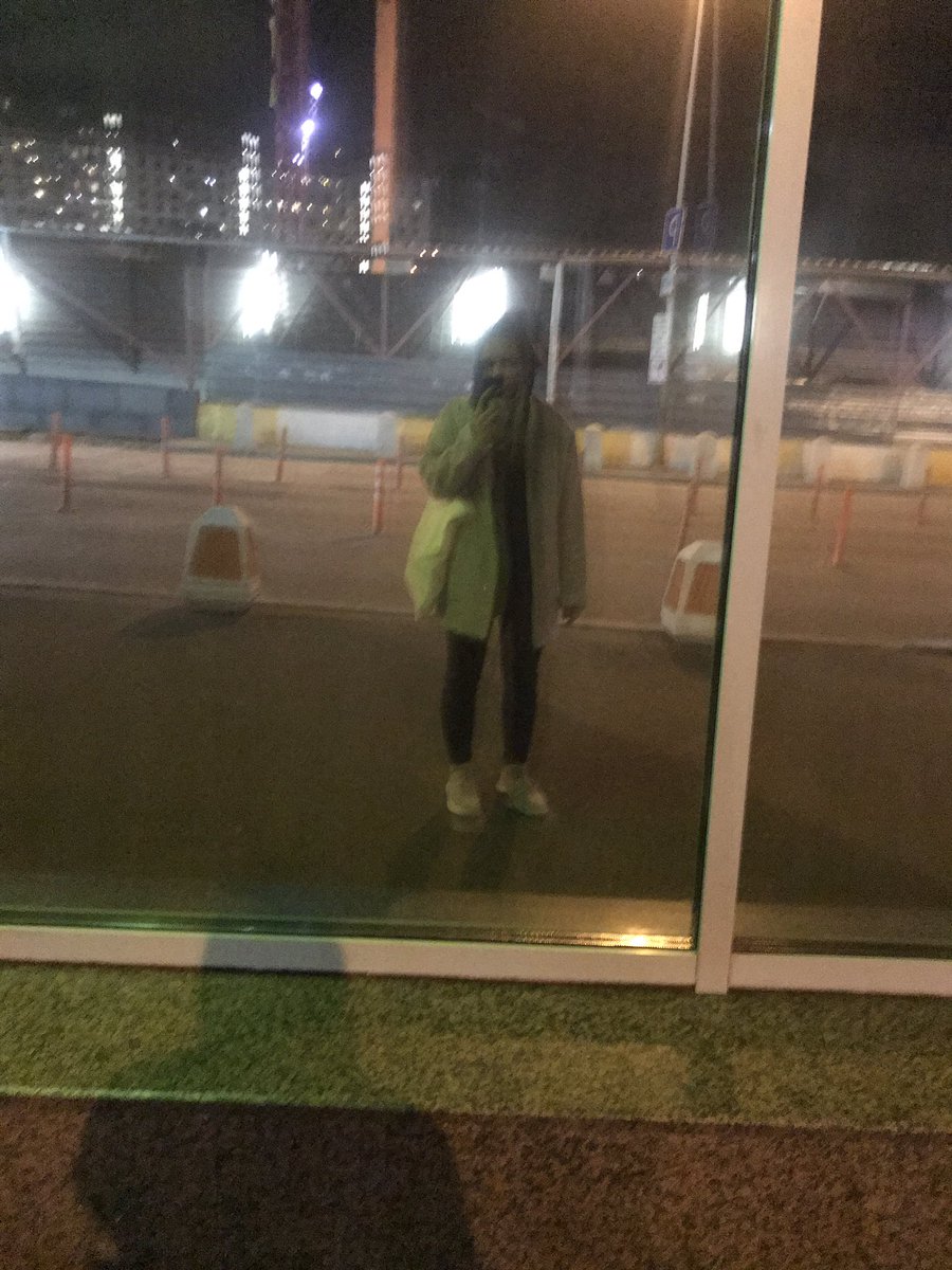 arinaniraa's tweet photo. Ура 22:22 
Я еду домой 
Бошка трещит 
В животе урчит 
Взрослая жизнь заеб��сь https://t.co/yLPkfm7CXs