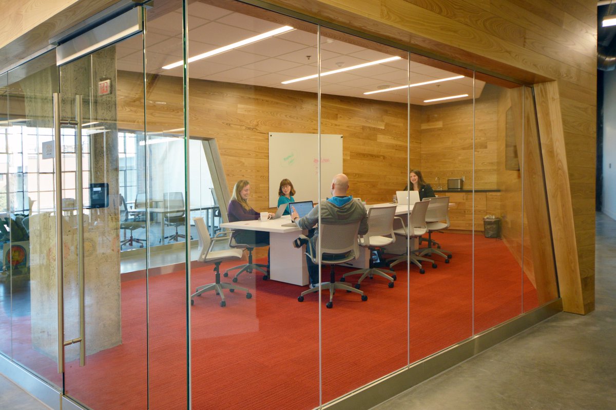 CommVillageOMA's tweet photo. Sunny, modern meeting rooms for your next client pitch, committee meeting or team retreat. Book a tour to learn more: https://t.co/iMjy32MZVo https://t.co/w6QMlmNrNy