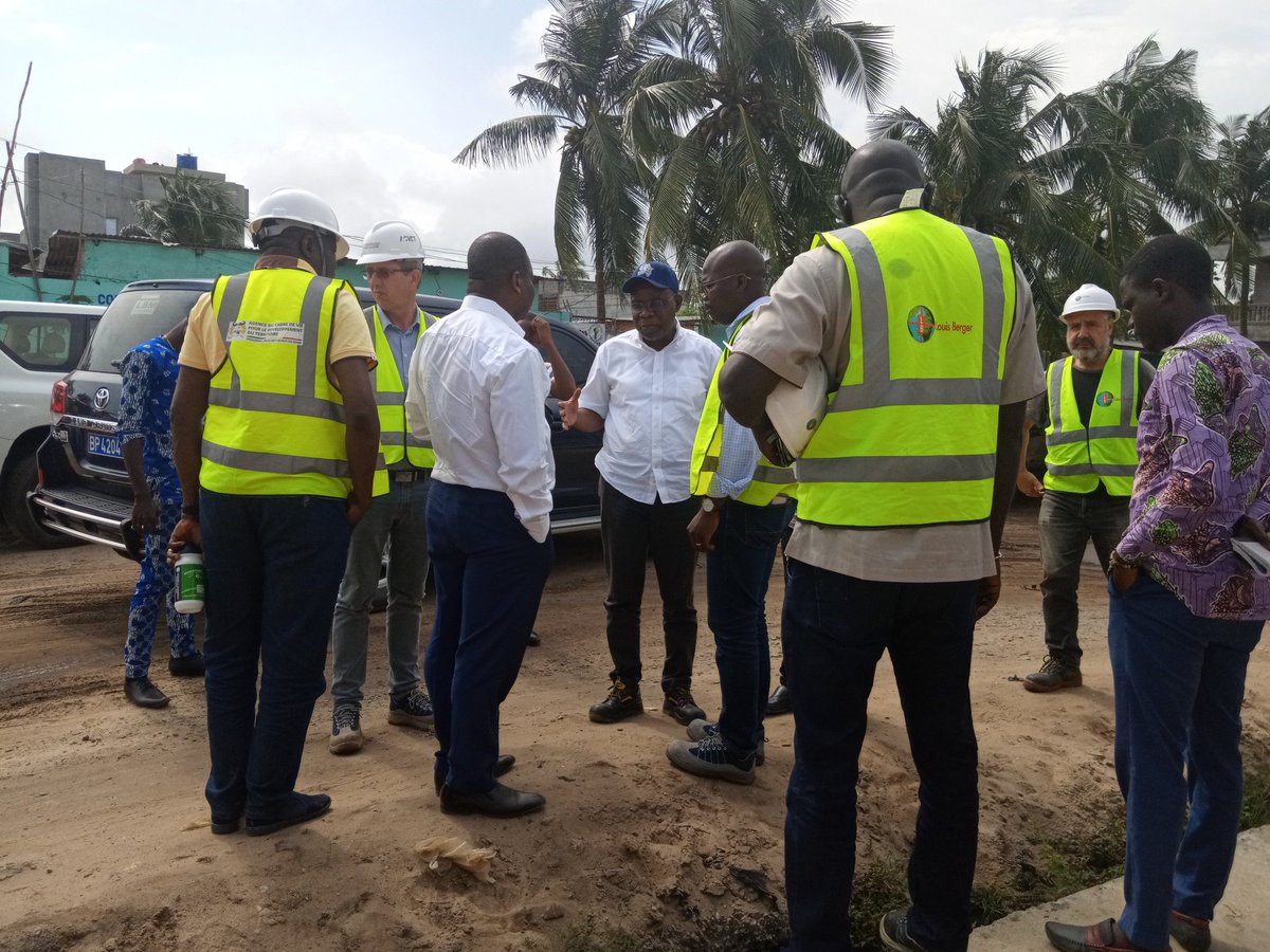 gouvbenin's tweet photo. Après la séance d'échange, la délégation conduite par le #MCVDD, @JoseTonato, est allée superviser les travaux d'asphaltage réalisés par #OFMAS à #Djeffa, rue N°12. #Wasexo #GouvBenin #CadreDeVieBenin #PAGBenin https://t.co/T1PaMRPHXp
