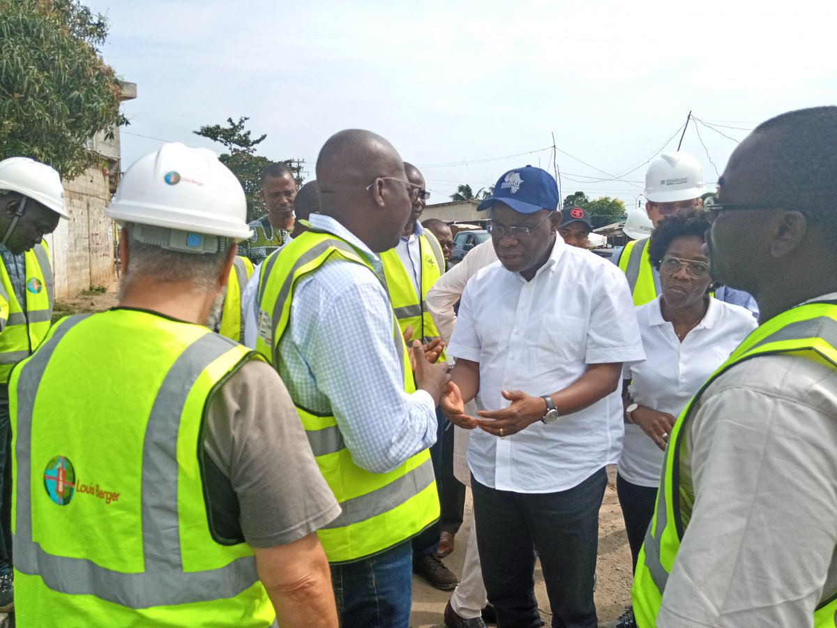 gouvbenin's tweet photo. Après la séance d'échange, la délégation conduite par le #MCVDD, @JoseTonato, est allée superviser les travaux d'asphaltage réalisés par #OFMAS à #Djeffa, rue N°12. #Wasexo #GouvBenin #CadreDeVieBenin #PAGBenin https://t.co/T1PaMRPHXp