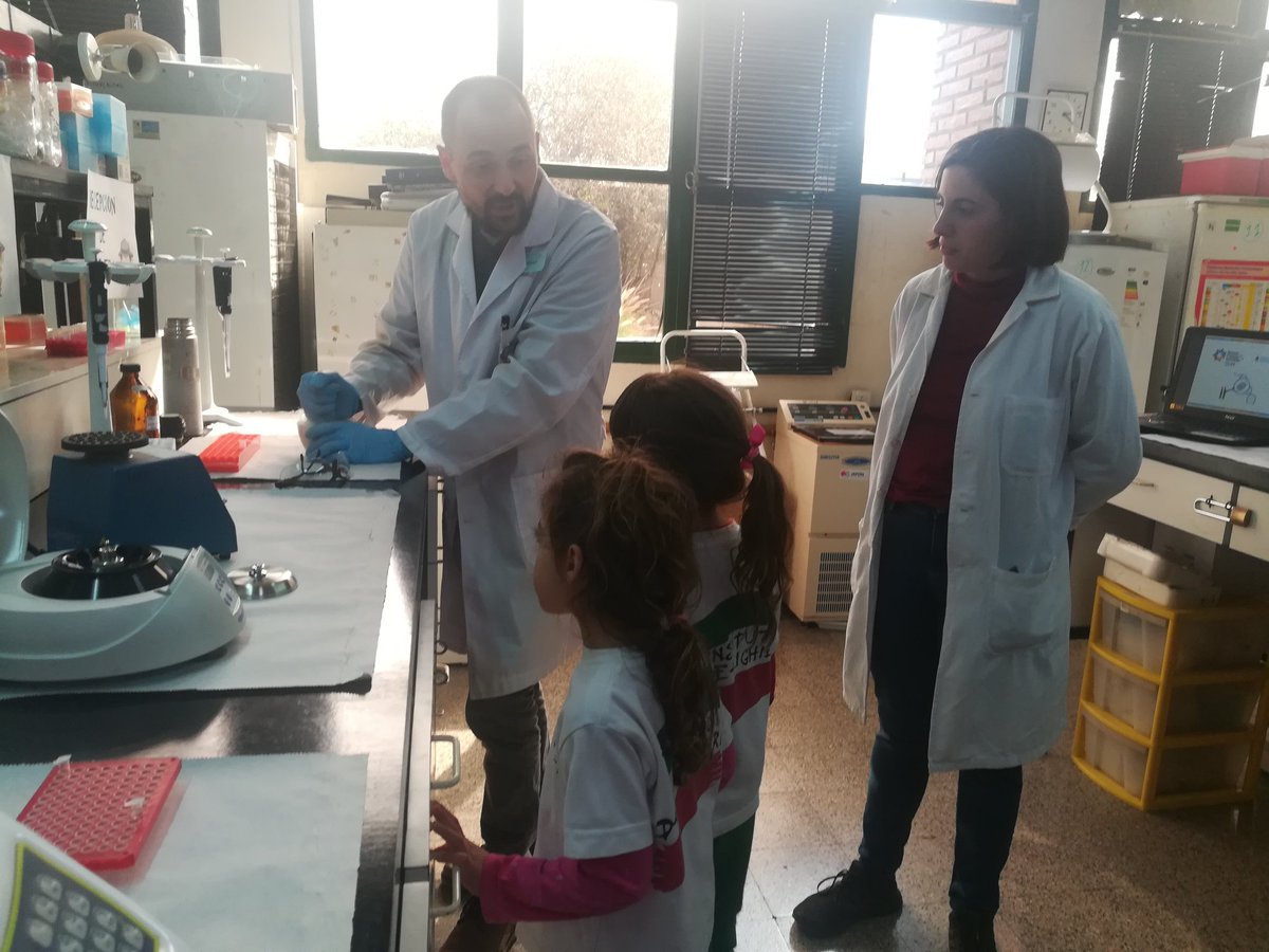 IngridTeich's tweet photo. Compartiendo el trabajo que hacemos en ciencia y tecnología con las escuelas y las familias en la #SemanaDeLaCiencia !! @intaCIAP #intacontodos https://t.co/DJhrVrLyEF