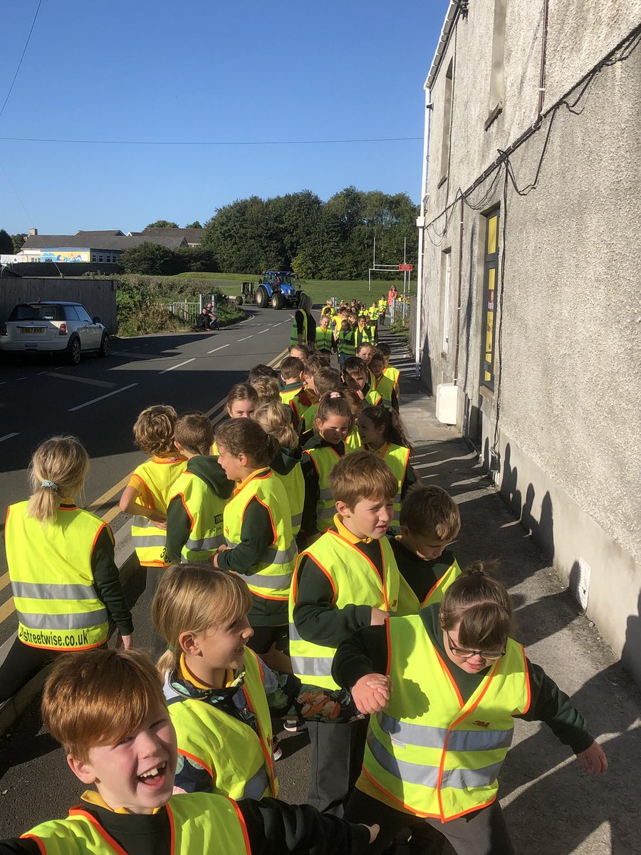 PontybreninYGG's tweet photo. Year 3 pupils on their way to Gorseinon Library to register and receive their membership cards. Ready to read! https://t.co/xNpDvKbBMY