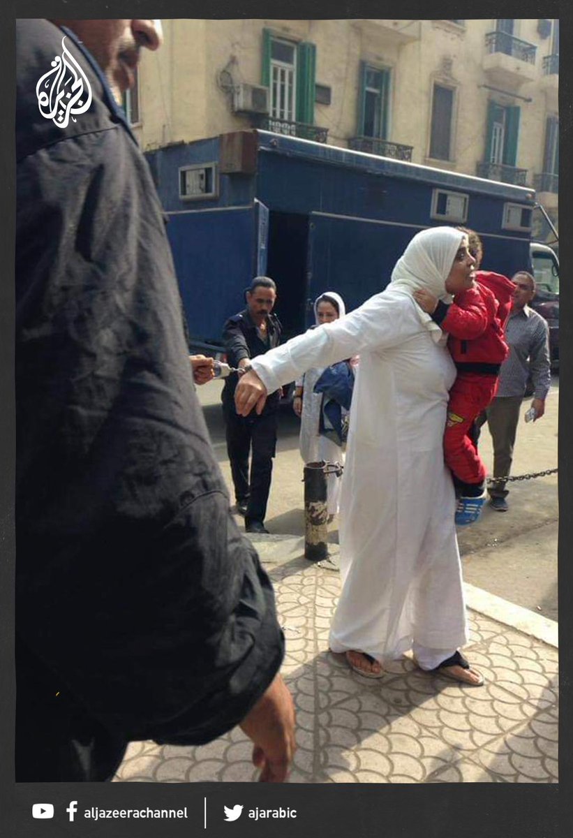 AJArabic's tweet photo. "القيد في يد والطفل في الأخرى".. مصريون يتفاعلون مع وسم #كفاية_بقى_ياسيسي الذي أطلقه #محمد_علي بنشر صور مؤلمة للانتهاكات الحقوقية في البلا�� https://t.co/OKqIElIfRd