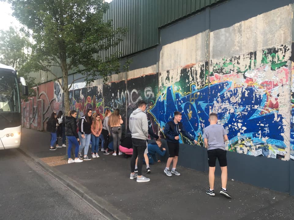 UCNorth's tweet photo. #UnitingCommunities Ardoyne & Ballysillan 11-13 groups enjoyed a tour of Belfast & exploring the history of their city in celebration of #GRWeek2019 #TBUC @CommunitiesNI
#peoplemakingchangeforpeace
@ayebelfast @ArdoyneYC @BenviewCentre @ashtoncommtrust @TAMHI2011 https://t.co/g1Wux8FmXr