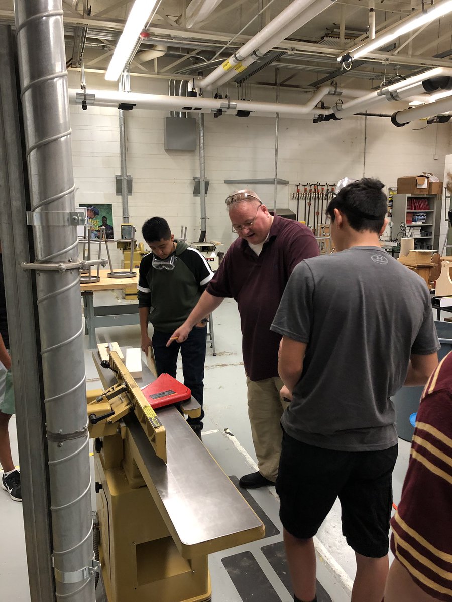 Blades are turning, things are happening! Students begin work on letter holders in Mr. Porter’s Woods I class. Fun to be a part of this dynamic environment today! #d50teachersrock <a href="/HarvardD50/">Harvard CUSD 50</a>