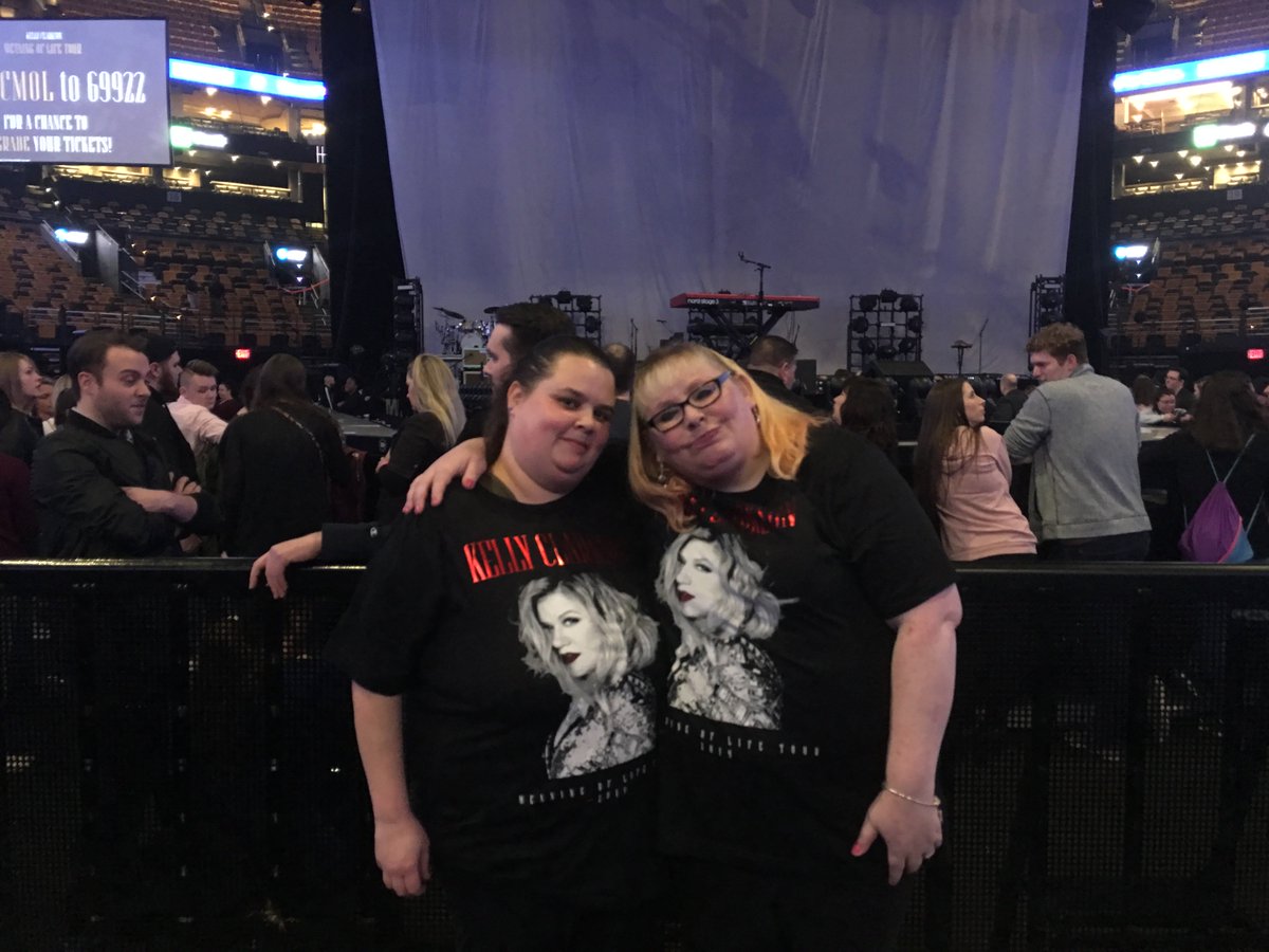 januaryraindrop's tweet photo. @kelly_clarkson I am a HUGE FAN! I got to see you in concert in March in Boston SO amazing.!My dad had died 2 wks before and it really made me think of the good times because me and my dad watched u win Idol 2getha I cried during “a moment like this” I’ll never 4get that night https://t.co/M0q0timuYF
