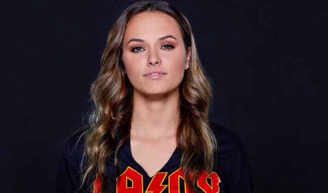 Voice-zangeres Demi opent inloop bij Slash HOORN De Hoornse Voice of Holland-ster Demi van Wijngaarden opent maandag 23 september de open inloop bij Badmintonclub Slash. Iedereen is welkom om met de zangeres op de foto te... twib.in/l/KxgLRjjnE9y7 via <a href="/WestfriesWB/">WestfriesWeekblad.nl</a>