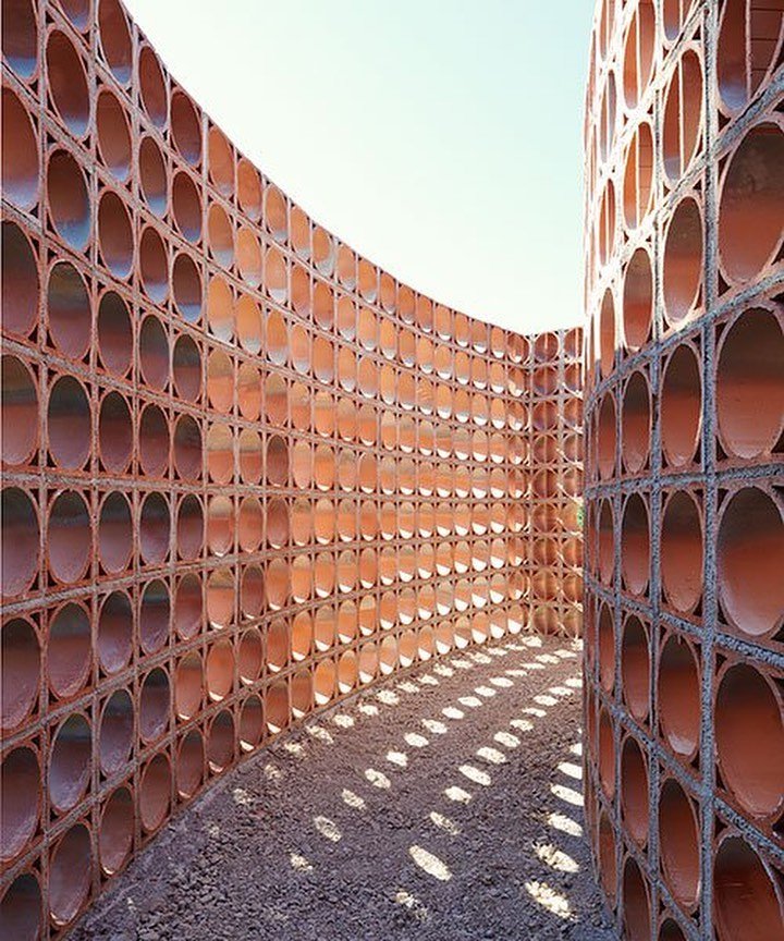 MesmerizeD_it's tweet photo. In search of the center -
#brick #labyrinth by mexican artist héctor zamora for #solohouse.
@albarran.bourdais #hectorzamora
Images by inaki bergera @bergeraphoto
Visit: https://t.co/qO1nRlEhQU
#archi #archilovers #architecture https://t.co/c9aCcDYQC9