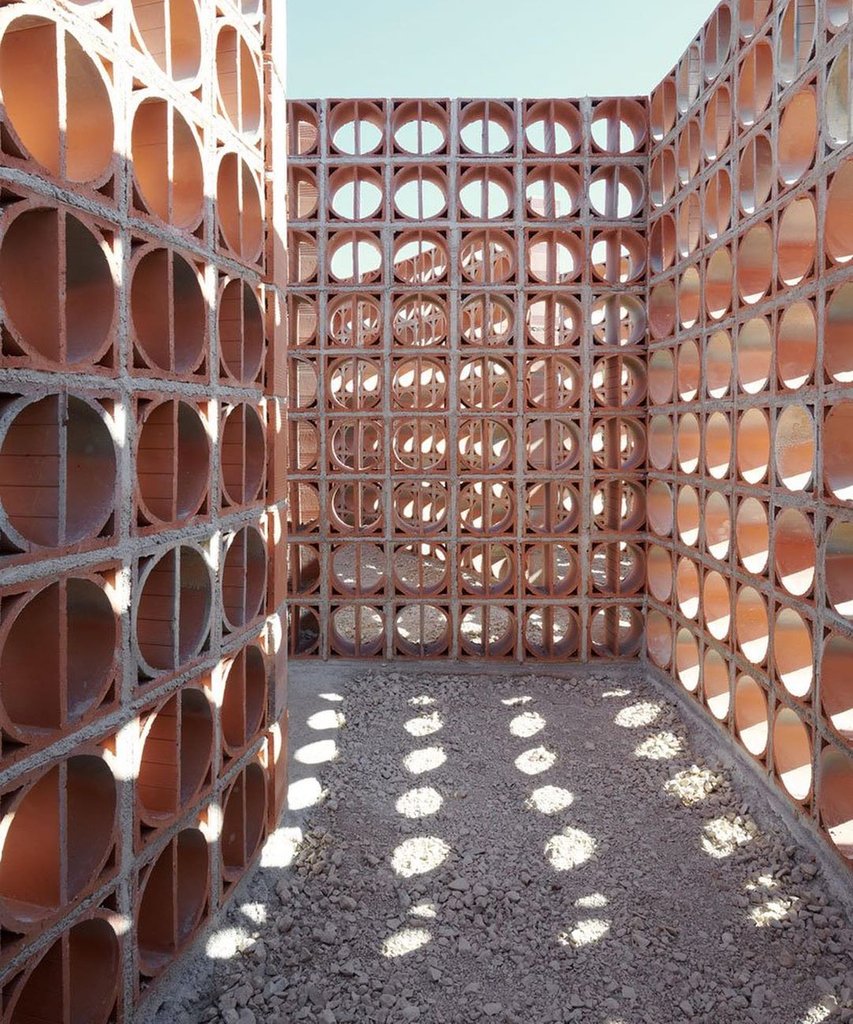 MesmerizeD_it's tweet photo. In search of the center -
#brick #labyrinth by mexican artist héctor zamora for #solohouse.
@albarran.bourdais #hectorzamora
Images by inaki bergera @bergeraphoto
Visit: https://t.co/qO1nRlEhQU
#archi #archilovers #architecture https://t.co/c9aCcDYQC9