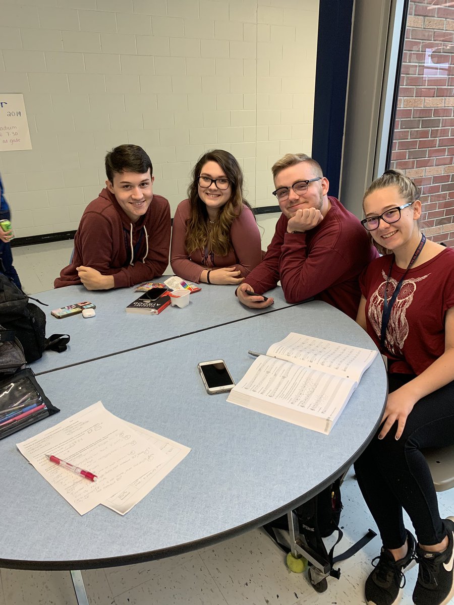 PSHSCouncil's tweet photo. Maroon everywhere! From choir to our faculty we all feel for Roane county and are standing strong with them. You will be loved and miss Alex Miller❤️. #RoaneCountyStrong #80 https://t.co/AbJ3Y87KAT