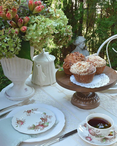 As summer turns to autumn we embrace the incoming season with gratitude and a cup of tea within reach. A simple #teatime in a garden can be made into a marvelous affair with a warm brew, a few baked goods, and a white tablecloth to set the scene. 📸:@rosemarythymeblogspotcom