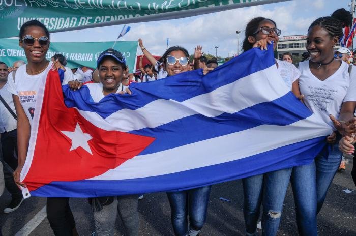 FeuCuba's tweet photo. #Cuba // Por todo el país los estudiantes de la @FeuCuba ratifican su apoyo al pueblo y gobierno cubano🇨🇺 en medio de la situación energética que atraviesa la nación. Agrupados en contingentes de vanguardia saldremos a aportar nuestro granito a la economía del país #SomosCuba https://t.co/6tCxlgIxcR