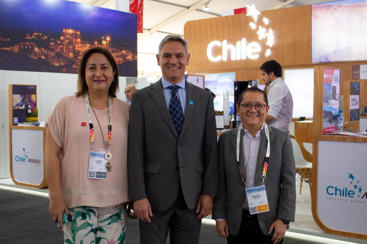 prochile_pe's tweet photo. Equipo chileno presente en #Perumin34. La delegación de 24 empresas proveedoras del sector minero destaca por su propuesta innovadora y soluciones que integran tecnología de última generación, consolidando las relaciones comerciales entre Perú y Chile en el sector minero. https://t.co/5o6PVBAEco