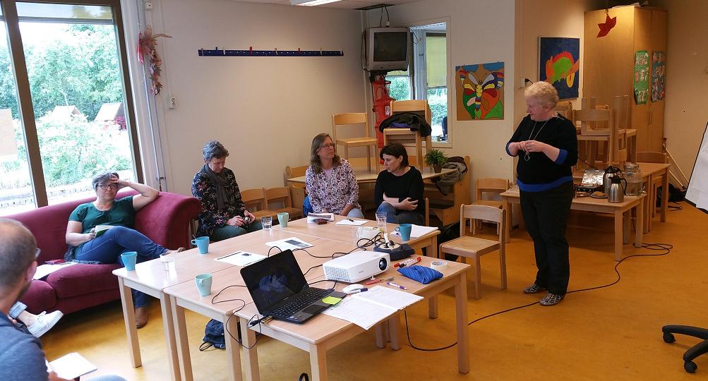 PARSPlaywork's tweet photo. De deelnemers vd @PARSPlaywork trainingen door @shelnews deze week zijn enthousiast. O.a. @hetwoestewesten @kinderopvangzon #ruig leerden hoe je kinderen ondersteunt in hun vrije spel, tussen intervention en containment (actief 'niets' doen ). Ook interesse: utrecht@springzaad.nl https://t.co/hTwfZYtVAI