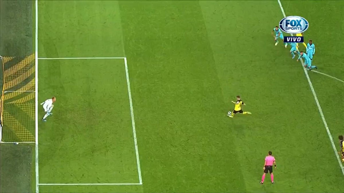 ¡POLÉMICA EN ALEMANIA!

#ChampionsxFOX ¿Se tuvo que repetir el penal que detuvo Ter Stegen?

🔄 = Sí

❤ = No 

El portero del Barcelona no tenía ni un pie en la línea al momento del disparo de Marco Reus