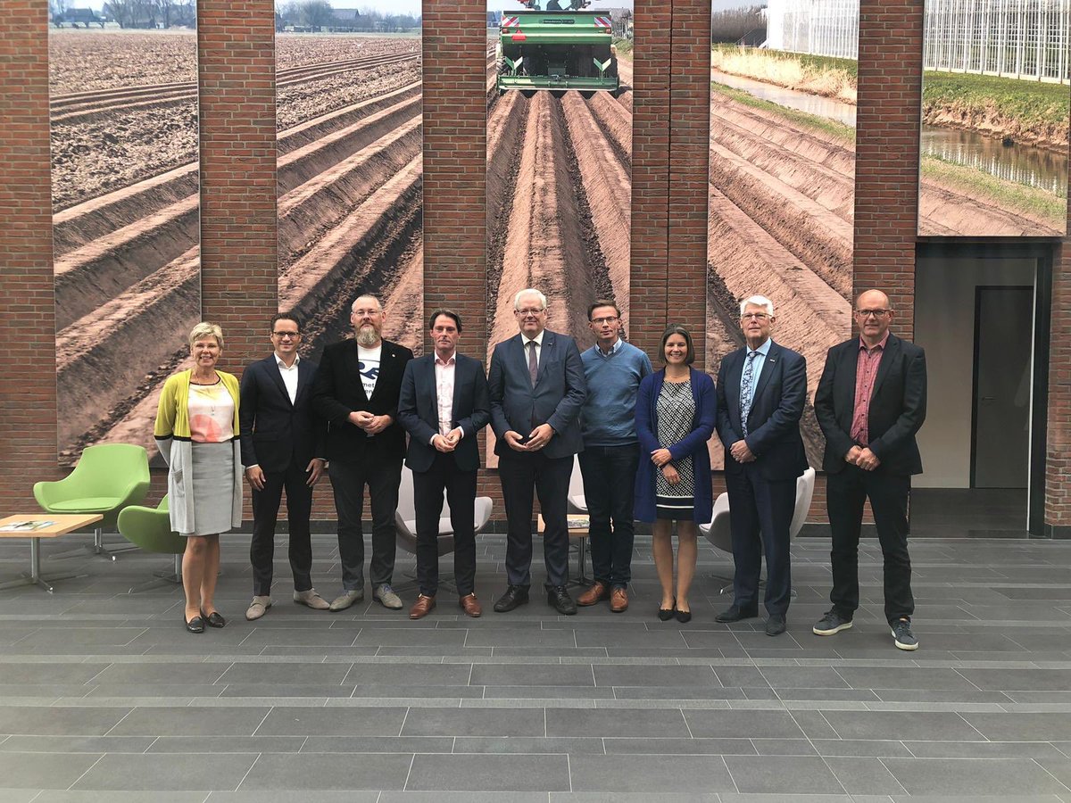 gemeenteHW's tweet photo. Het college van B&W bracht vanmiddag een bezoek aan @iperen_nl in #Westmaas. Dit #landbouwbedrijf begon in 1921 als graanhandel. Inmiddels zijn ze uitgegroeid tot #groeispecialist voor de #agrarischesector. Van Iperen is 1 van de grootste werkgevers in de #HoekscheWaard https://t.co/zPGq11ONnB