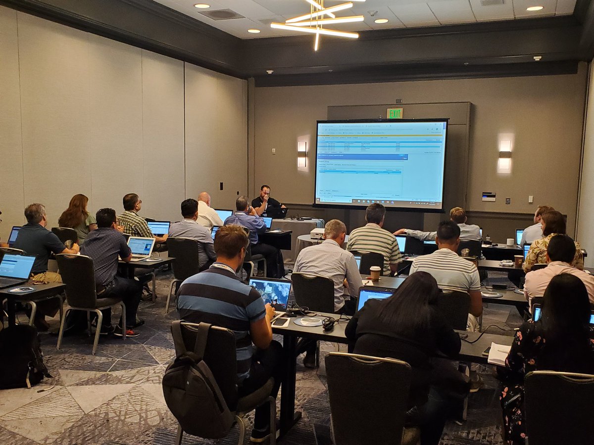 chad_haftorson's tweet photo. Full house @BMCHelix #ImmersionDays lab on building a custom app on #bmchelixplatform with Robert Curlee. https://t.co/U7sWZTwn6g