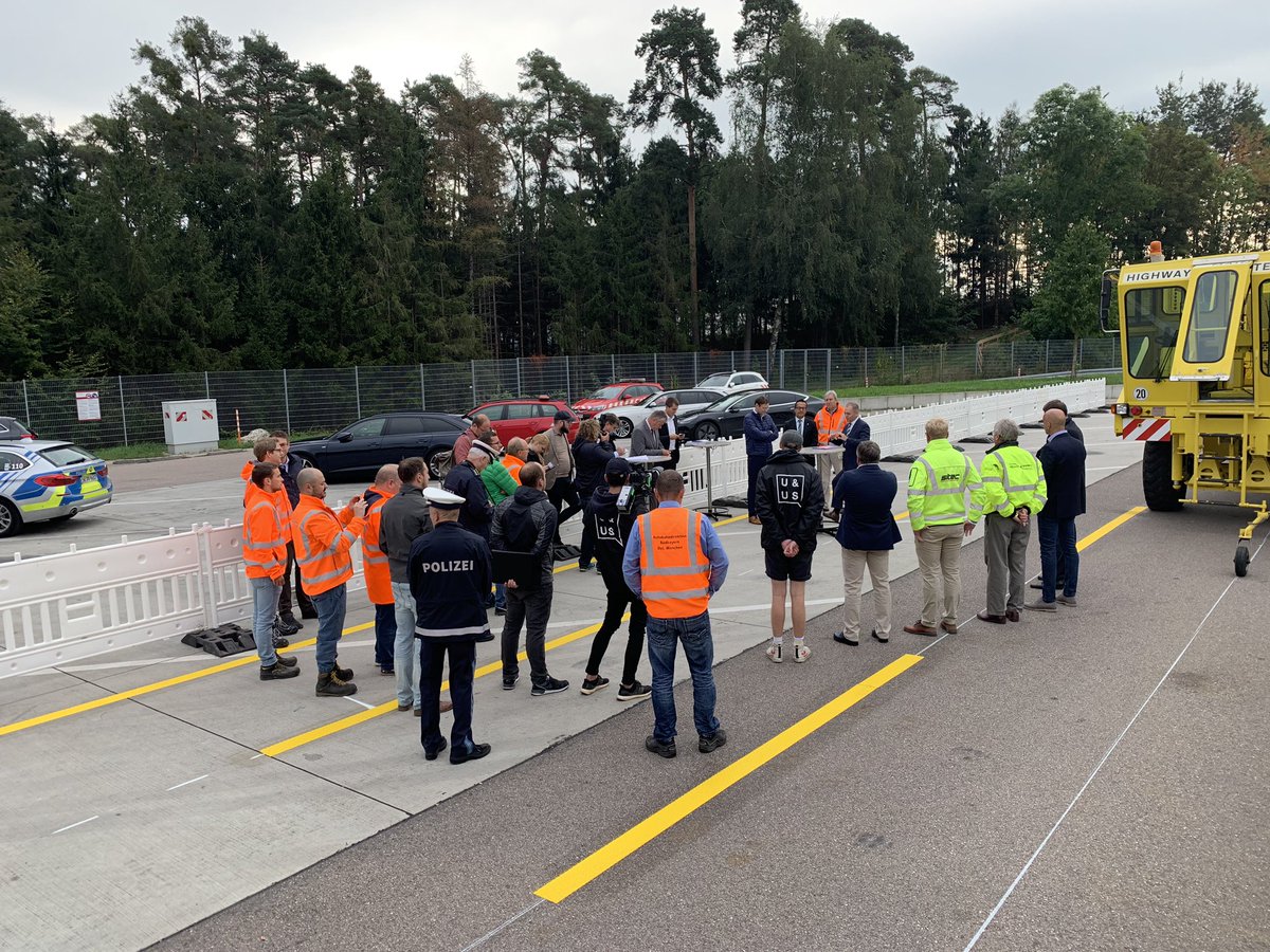 marjosalari's tweet photo. Vandaag een geweldige dag gehad wat betreft interesse voor onze demo #qmb op de A9 München. De opkomst van genodigde en pers was hoger dan verwacht, veel interessante gesprekken gevoerd. Hopen dat de komende 2 dagen ook zal zijn als vandaag https://t.co/mRsYxGLaAb
