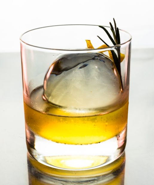 Sunshine in your glass☀️
​#IceModern #Sphere #Cocktailice #Ice #iceicebaby #nycbars