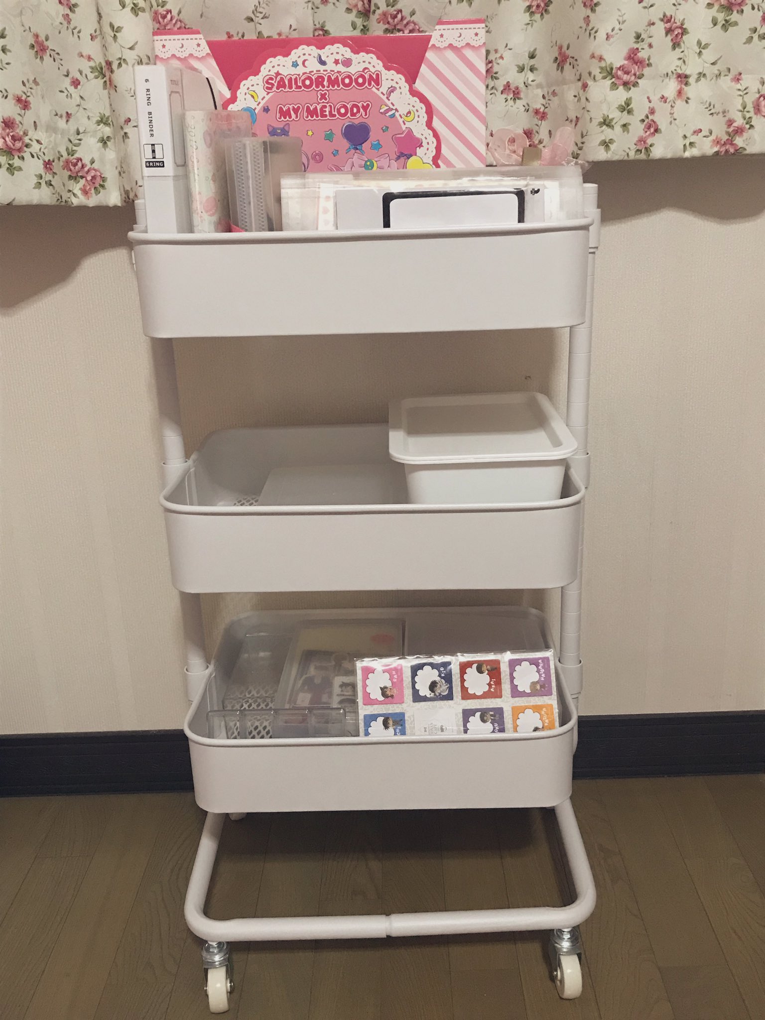 ট ইট র ピロ 文具の収納ワゴンの整理してる 机も白だから隣に置いてもいい感じ 冬はコタツで手帳書いてるからこの机は使わないけど笑 ট ইট র ピロ 文具の収納ワゴンの整理してる 机も白だから隣に置いてもいい感じ 冬はコタツで手帳書いてるからこの机は使わないけど笑