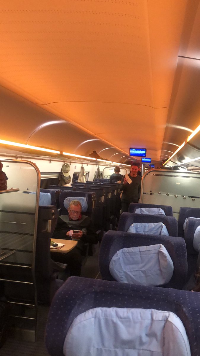 Neue Durchsage, aber keine neuen Infos: Die Mitarbeiter der <a href="/DB_Bahn/">Deutsche Bahn Personenverkehr</a> tappen immer noch im Dunkeln. Keiner weiß, wie und ob es weitergeht. Wir stehen jetzt seit über 2,5 Stunden im Nirgendwo zwischen #Hamburg und #Hannover. Es sind wohl 10-15 Züge betroffen. #bahn #ICE885