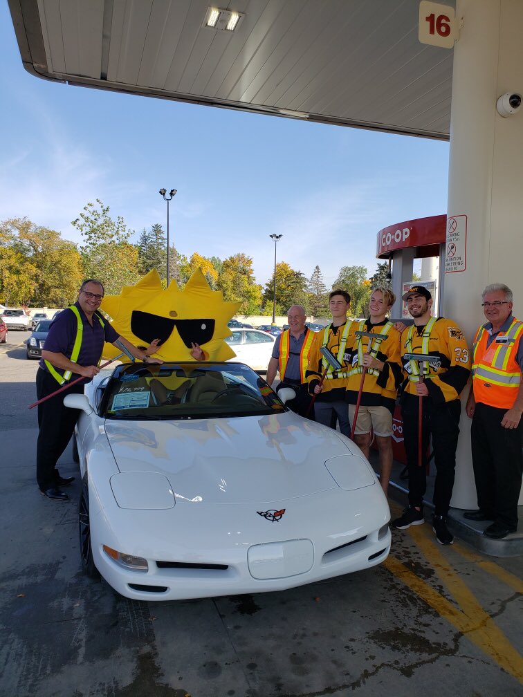 SunriseCU's tweet photo. Sunny drove up in style at @HeritageCoopLtd today to visit Mike from Sunrise and the @bdnwheatkings at #FuelGoodDay
#SunriseFun @murraygmbrandon https://t.co/lf1VSiv1Hg
