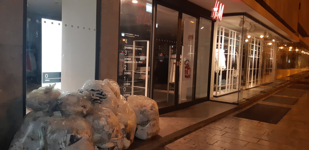 Si <a href="/hmconscious/">H&M Conscious</a> y <a href="/hm/">H&M</a> lo llaman #sostenibilidad ... yo lo llamo ¡basura sin reciclar! ‼#plasticpollution y #paper todo junto en #Palermo 😱😱😱
¿podrías hacer algo para solucionar esto ❓❓🛑🛑🛑