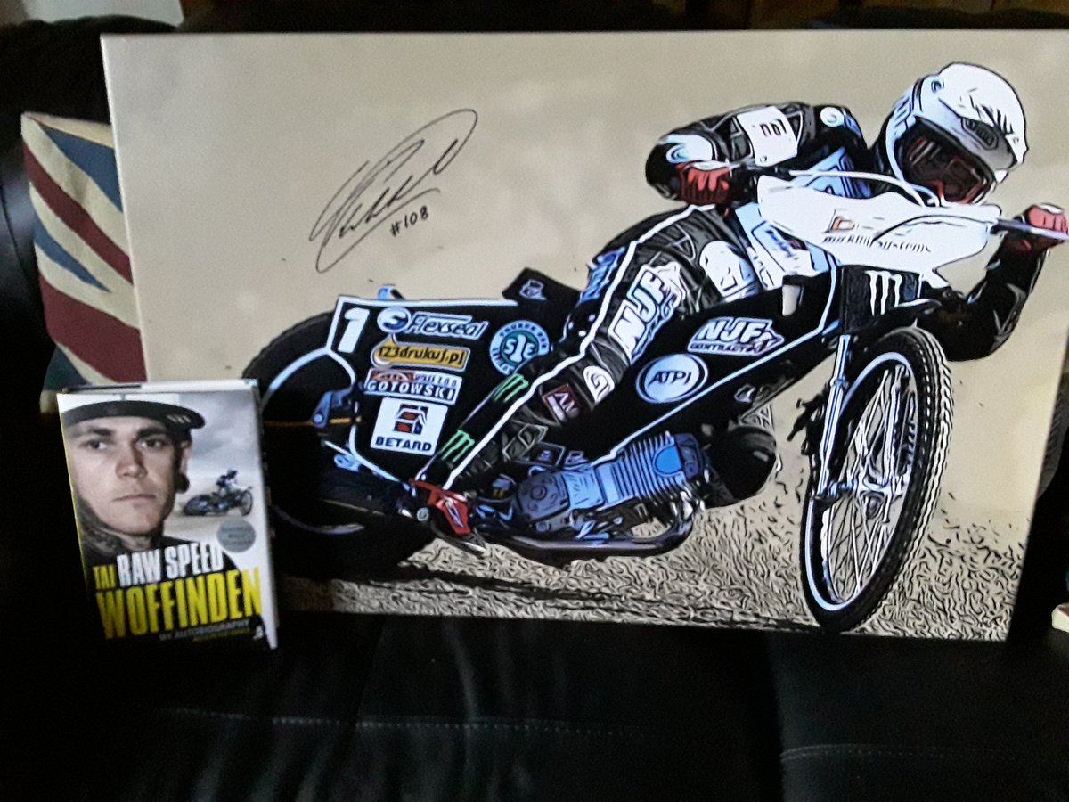 waltjabsco79's tweet photo. @WaterstonesWton @TWoffinden @EnjoyWolvesCity @ExpressandStar @ManderCentre @SELECTWtonDud That's my canvas being signed https://t.co/arDUNCntS6