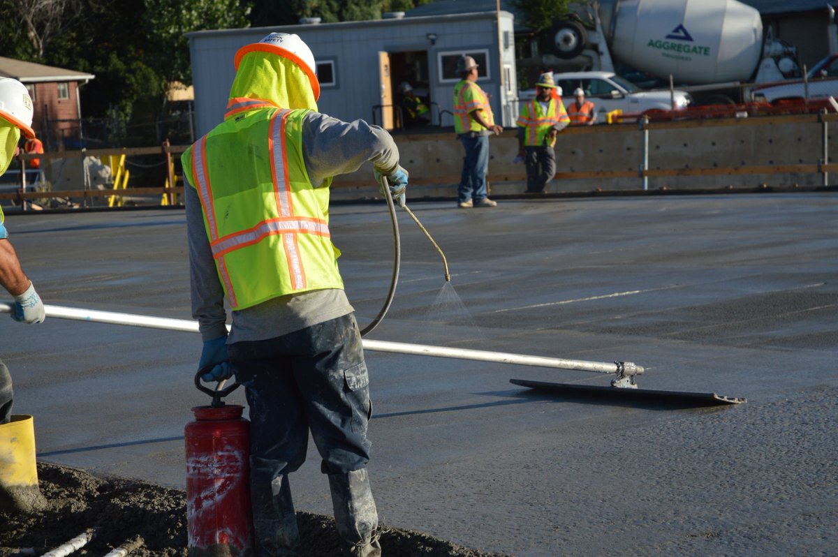 SolomonColors's tweet photo. For projects large and small, DAY1 improves finishing and enhances concrete performance. Visit https://t.co/bqLtAyx88w for a full list of features and benefits. https://t.co/bPKZAekLXf