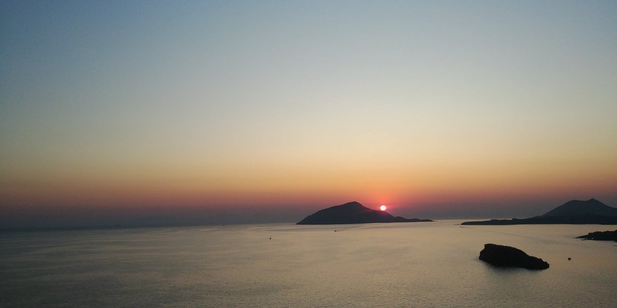 andreasion's tweet photo. Panoramic view of Cape Sounio and the Temple of Poseidon and an amazing sunset, with other friends from ESH Summer School 2019! #ESHalumni https://t.co/BCtcLIctUi