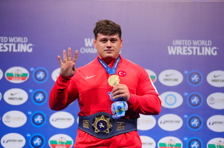 Kazakistan’ın Başkenti Nur Sultan’da düzenlenen Büyükler Dünya Güreş Şampiyonasında ülkemizi 130 Kg da temsil eden Avrupa ve Dünya şampiyonu Rıza KAYAALP finalde Kübalı Oscar Pino HINDS’i 3-1 mağlup ederek altın madalyanın sahibi oldu. siyahkusak.com.tr/riza-kayaalp-d…