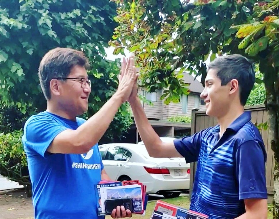 jayshin2019's tweet photo. Connecting directly with #BurnabySouth residents is my #numberone piority. 500 doors knocked since #elxn43 was called last week. I'd say that's cause for a #highfive.

#victoryisknocking #ItsTimeForYou #ToGetAhead #ShinfortheWin #BurnabySouth #CdnPoli https://t.co/DcKfYEQDY3