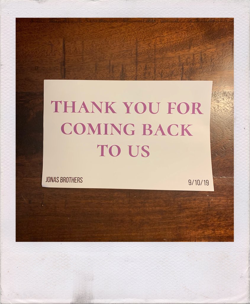 withthebandvip's tweet photo. Wish you had a @Jonasbrothers #comebackproject sign?! DM us a picture of your With the Band profile page and we will send you a sign for FREE!
#thankyouforcomingbacktous #happinessbeginstour https://t.co/HYgEUs9vnl