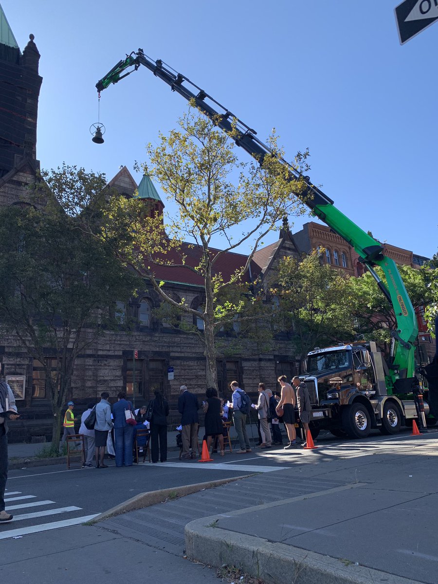 Removing church bells in Harlem to be restored #overthetoplifting#boomtruck#knuckleboom#knuckleboomnyc#boomtruckservicenyc#knuckleboomtruckservicenyc#wedoitright#truckcrane#knuckleboomny#ottl