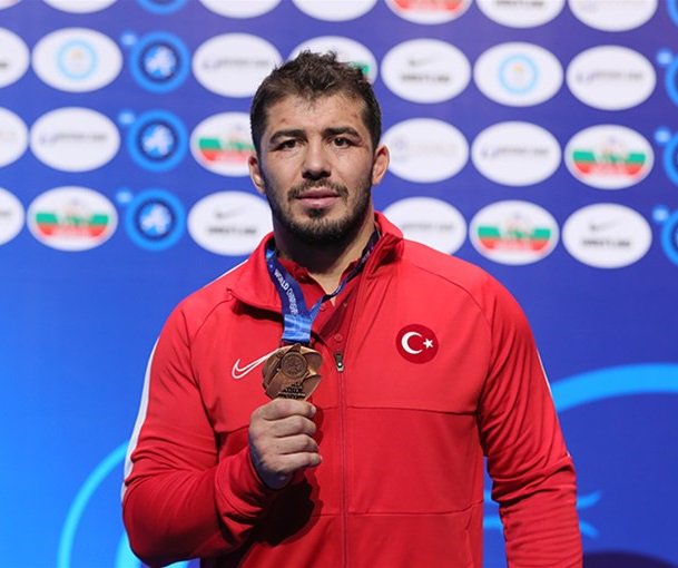 Büyükler Dünya Güreş Şampiyonası'nda 97 kilo grekoromende mücadele eden Cenk İldem, Gürcü rakibi Giorgi Melia'yı 4-1 yenerek bronz madalyanın sahibi oldu. siyahkusak.com.tr/buyukler-dunya…