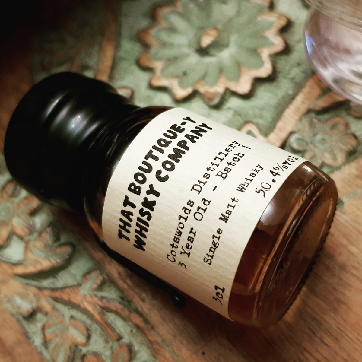 fr1day's tweet photo. Diving straight into the 2nd #DramGoodClub delivery! I look so forward to these 😍😍

My first pick of the 5 samples sent is the @cotswolds_distillery 3 year old - batch 1. A distillery I haven't tried before.

#BoutiqueyWhisky https://t.co/Dy7gMadZHe