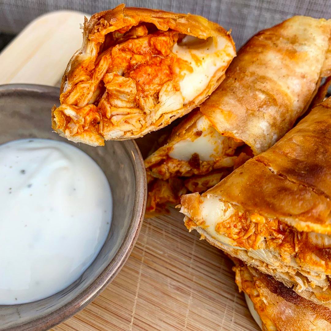 CutdaCarb's tweet photo. 🥘Buffalo Chicken Mozzarella Sticks
. . .
Who doesn’t love buffalo chicken wraps, especially if they are 4.5g Net Carbs per wrap? 😳Thank you so much dear @ketomomma4 for sharing this awesome recipe😍
#keto #ketodiet #ketofriendly #cutdacarb #cutdacarbwraps #atkinsdiet https://t.co/iPAM6b3PGj