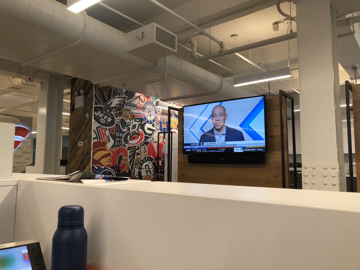 SchlechterSeth's tweet photo. Congrats to @jadande on his 315th win @AroundtheHorn #AtMedill https://t.co/V6JrrFyAU5