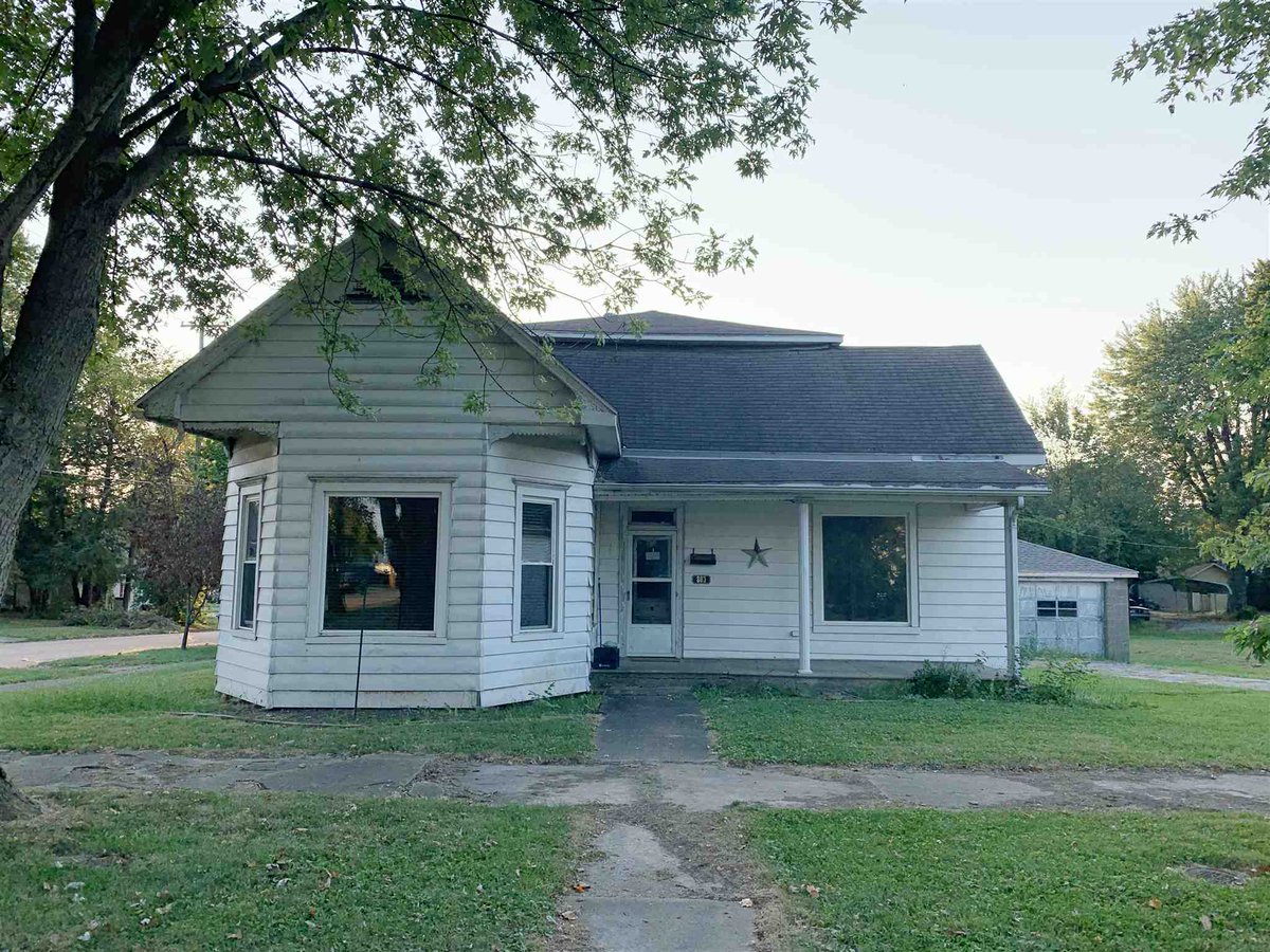 CButlerTeam's tweet image. Congratulations to DeAnna Hurm on her NEW LISTING!  3 BR, 2BA, 803 N Hart St, Princeton IN.  Contact DeAnna at 812-319-4731 for more information. #NEWLISTING #CharlieButlerTeam #Evansville #RealEstate
