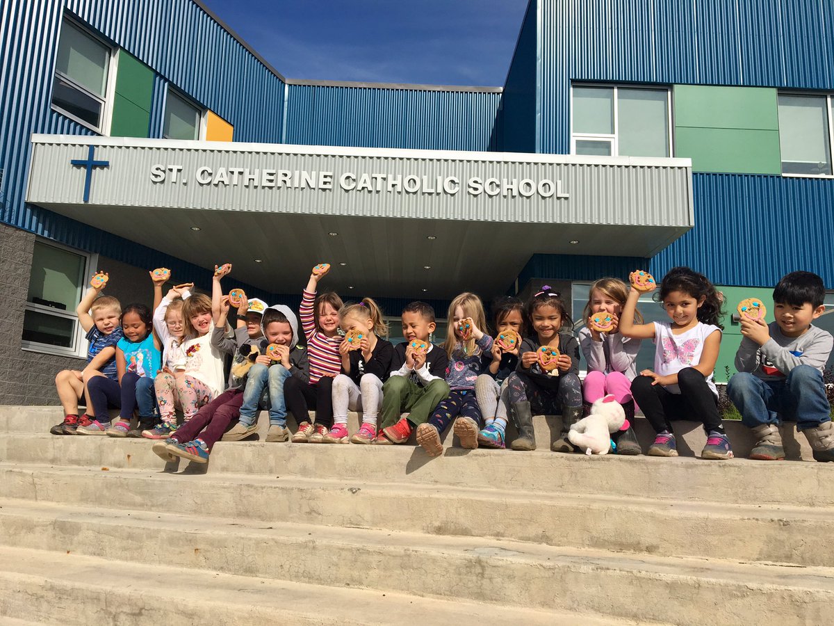 LauraCDillon's tweet photo. Get a smile, give a smile!! Thanks to the Sargent Family Foundation for the SMILE cookies today!!@StCatGPCSD https://t.co/are5BOqKm0
