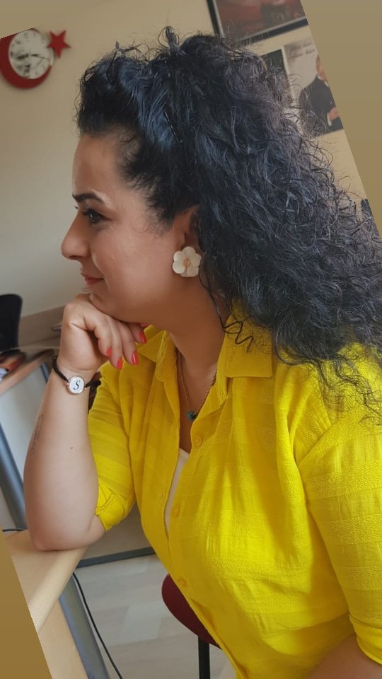 asilkiz55's tweet photo. Bazen sadece bakarsın öylece. Elinden bir şey gelmeden. Hiçbir şey yapamadan. Hiçbir şey söyleyemeden. Bakışlar anlatır her şeyi aslında. Her şey orada gizlidir. https://t.co/Ofkke1bBsu