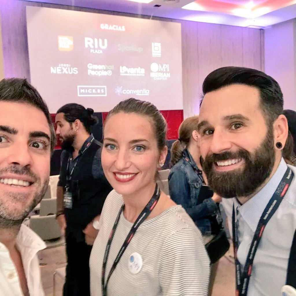 MeridianaTeam's tweet photo. HOY era un día para parar y observar a los nuevos talentos del sector #MICE. Hemos interactuado con ellos pasando pruebas de la mano de @greenhatpeople en este original formato #bosshunters organizando por #conventia #riuplazaespaña @RiuHoteles #buscandotalento https://t.co/DMgBAN37Av