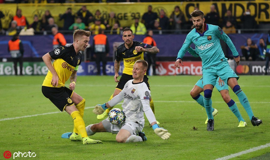 hotjist's tweet photo. 0-0: TER STEGEN THE HERO AS BARCELONA SETTLE FOR A DRAW AT DORTMUND
https://t.co/PNmXWdO27E
.
#hotjist #hotgist #UCL19 #ChampionsLeague #Messi #Fati #Barcelona #terstegen #DOTBAR https://t.co/WPlLNwwZNZ