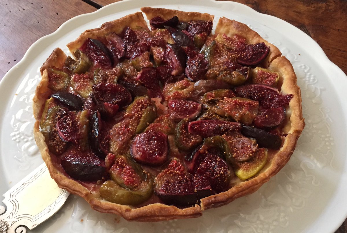 Fresh fig tart - simple but knockout gorgeous - at Chateau de Lacquy today. <a href="/armagnac/">Armagnac (Official)</a> ⁦<a href="/ArmagnacManiac/">Amanda Garnham</a>⁩ #figs #armagnac